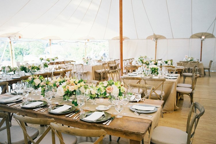 Zorganizujte záhradný svadobný stan kvetinová dekorácia drevený stôl rustikálny