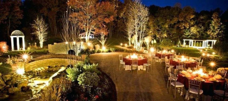 Záhradné plánovanie osvetlenia vo večerných hodinách most rozprávkových svetiel