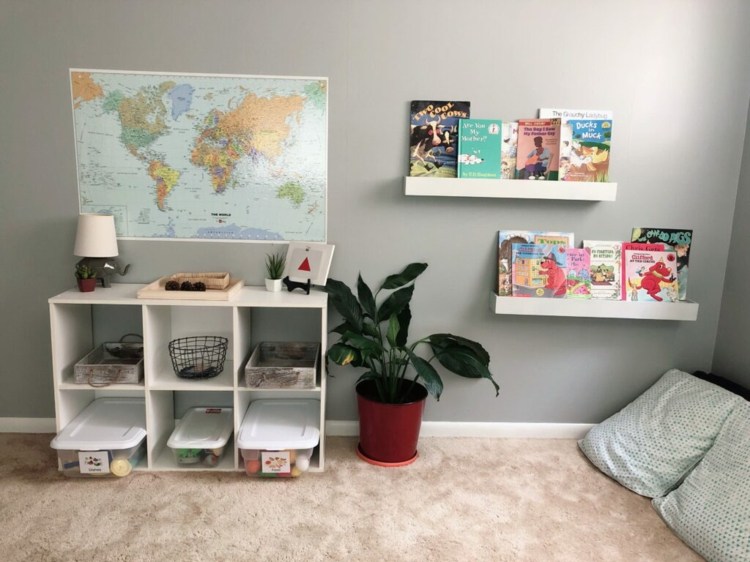 Uložte učebné potreby a knihy úhľadne s otvorenou poličkou a priečkami na knihy