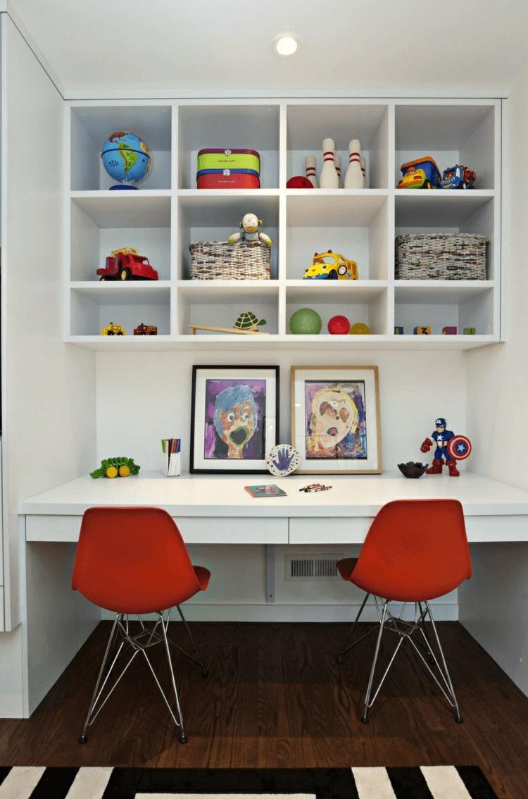 Zariaďte triedu vo výklenku v stene s dvojitým stolom a závesnou poličkou