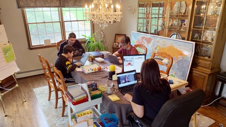 Zriaďte pre celú rodinu študovňu a učebňu v obývacej izbe pri jedálenskom stole