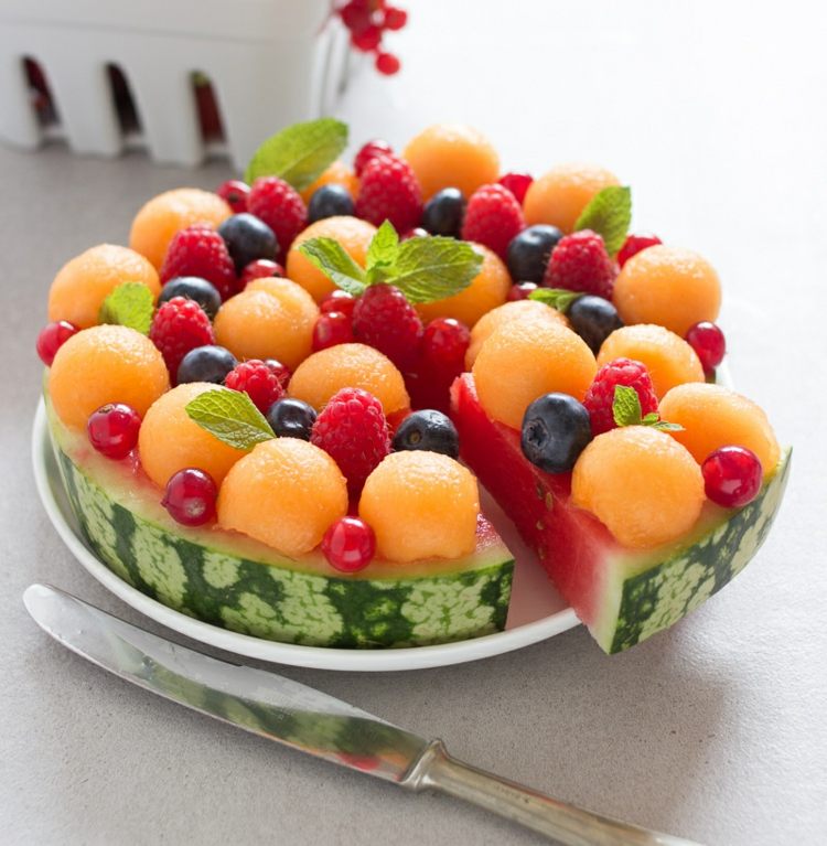 Jednoduchý koláč len z ovocia s melónovým plátkom a guľkami medovicového melónu