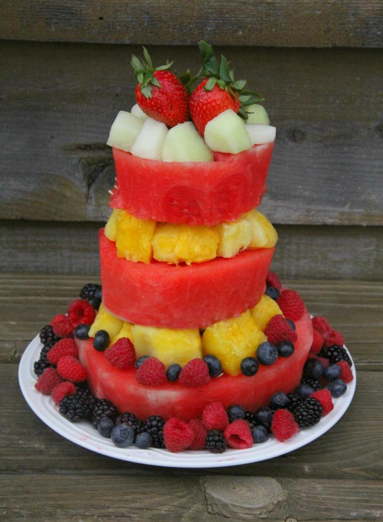 Ovocný a spodný koláč s ananásom, jahodami, čučoriedkami, malinami a černicami