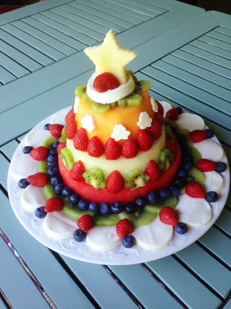 Krásny ovocný koláč s mozzarellou