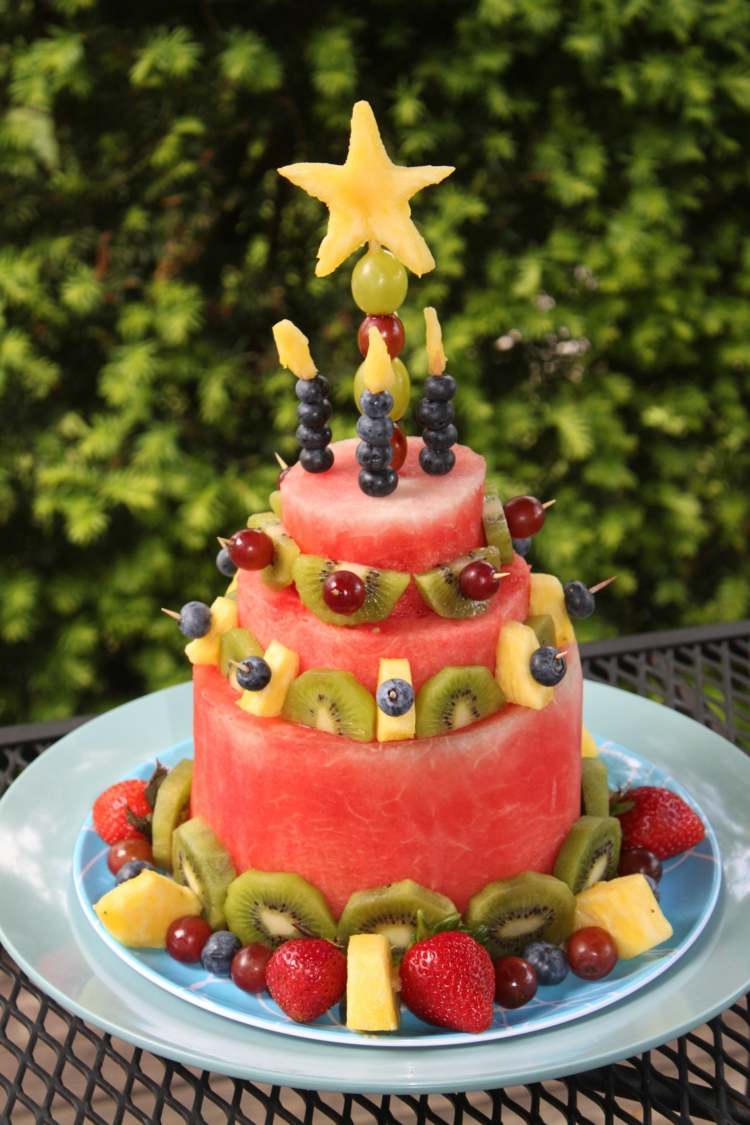 Ovocné koláče na leto vyrobené z rôznych druhov ovocia a s hviezdičkou