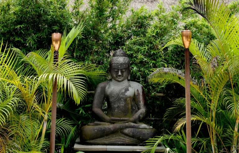 Použite sochy a sochy na ozdobu nevzhľadných miest v záhrade