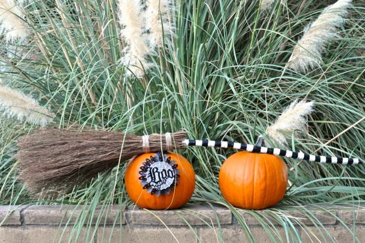 Vyrobte si čarodejnícke metly a ozdobte nimi Halloween tekvicami