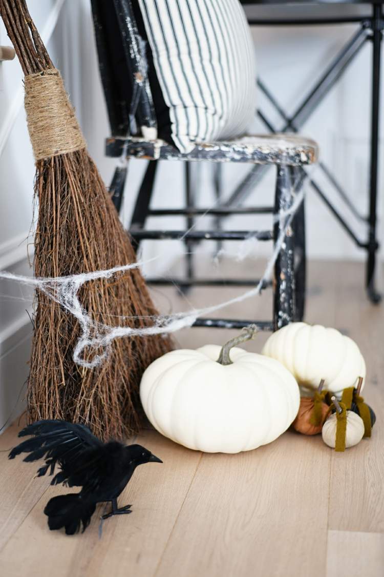 Skombinujte domáce metly s bielymi tekvicami a pavučinami