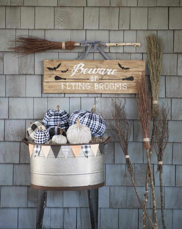 Ozdobte Halloweensku stenu metlou a znakom