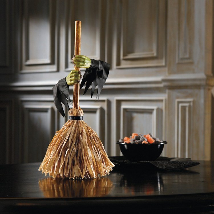 Tinker malé čarodejnícke metly ako efektná dekorácia stola