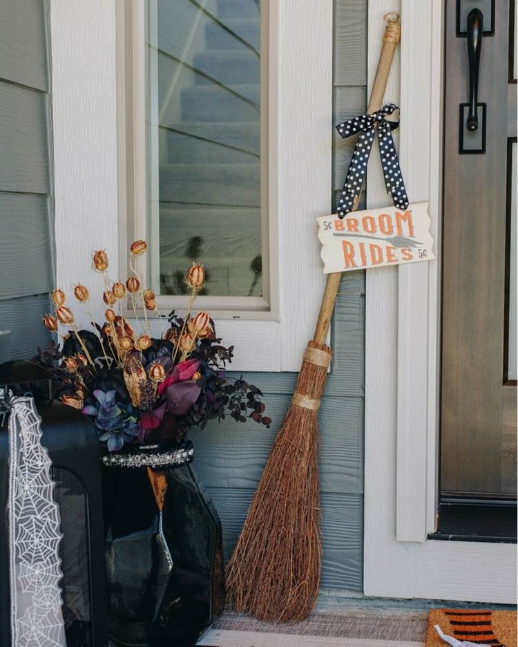 Rustikálna metla v kombinácii s halloweenskou kyticou na verandu alebo terasu