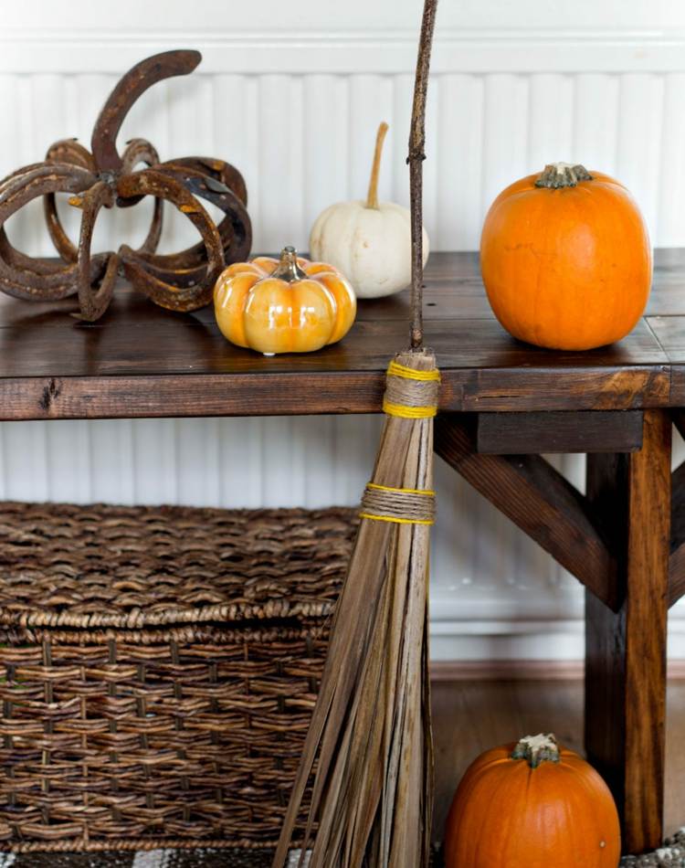 Drotár čarodejníckej metly s palmovými listami - kreatívne nápady na ručné práce a dekorácie na jeseň a Halloween