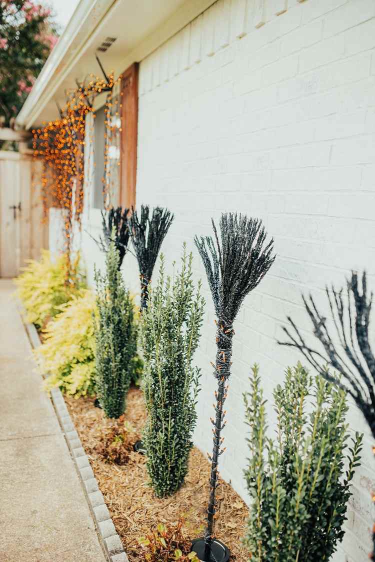 Dizajnové záhradné postele na Halloween so svietiacimi metlami s rozprávkovými svetlami