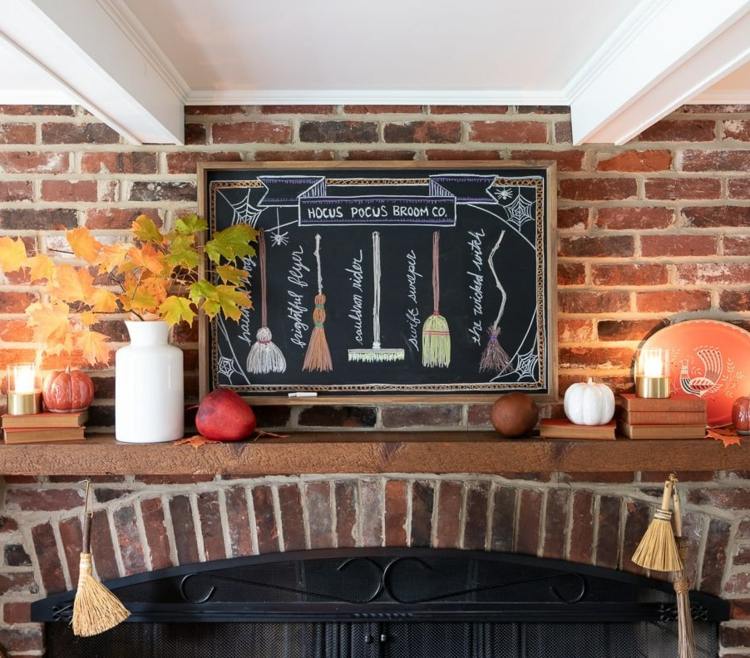 Komínová dekorácia s tabuľou a zaznamenanou metlou a ručnou kefou na pripevnenie