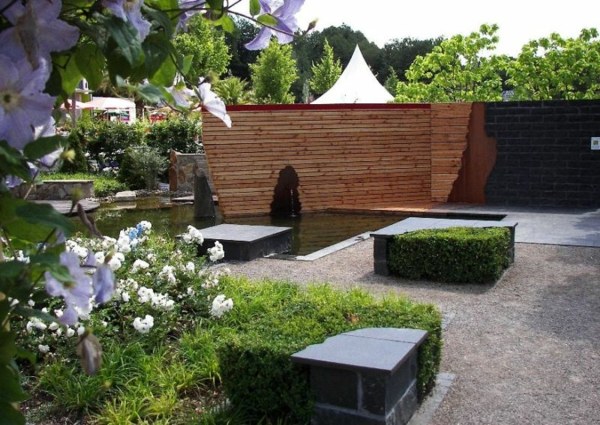 Vodný záhradný nápad na jarné kvety Dizajn jarných kvetov vodnej záhrady