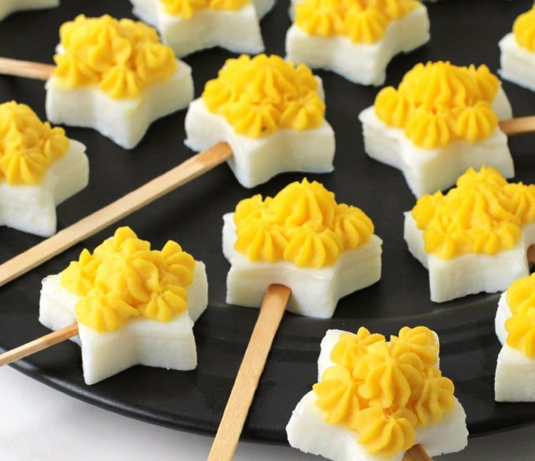 Nápad pre deti s hviezdičkami z vaječného bielka a vaječnej plnky so špicatými vrecúškami