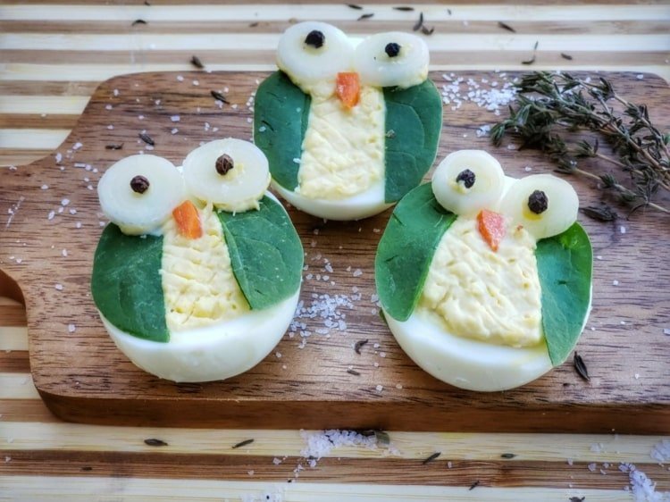 Roztomilé sovičky s vajíčkovou náplňou a krídlami vyrobené zo špenátových listov
