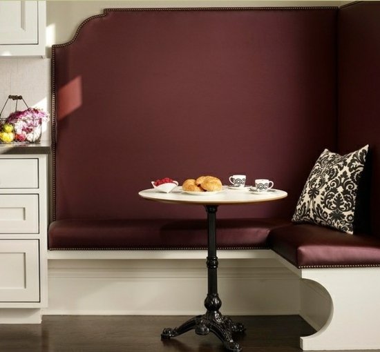 Klasická rohová lavica z červeného koženého nábytku