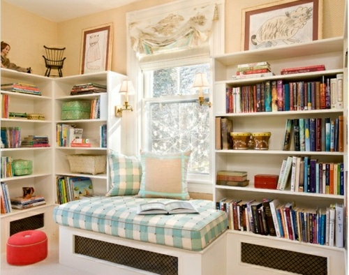 Knižnica okenného parapetu miestnosti pre mládež Knižnice pod parapetom pre mládež