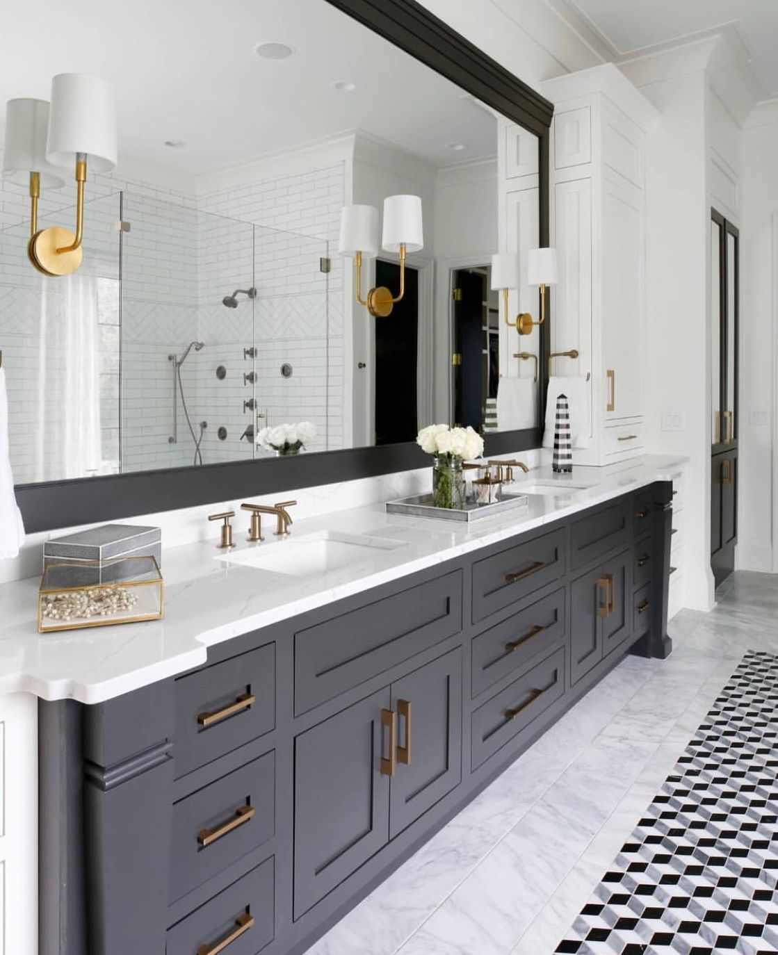 Kúpeľňa v sivom nábytku antracitové moderné farebné akcenty stanovujú moderné nápady na zariadenie