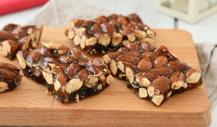 Vytvorte si svoj vlastný recept na krehké mandle s karamelovou omáčkou doma