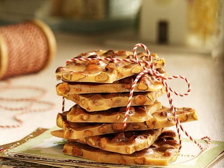 Recept na domáce krehké mandle s pistáciovou karamelovou omáčkou