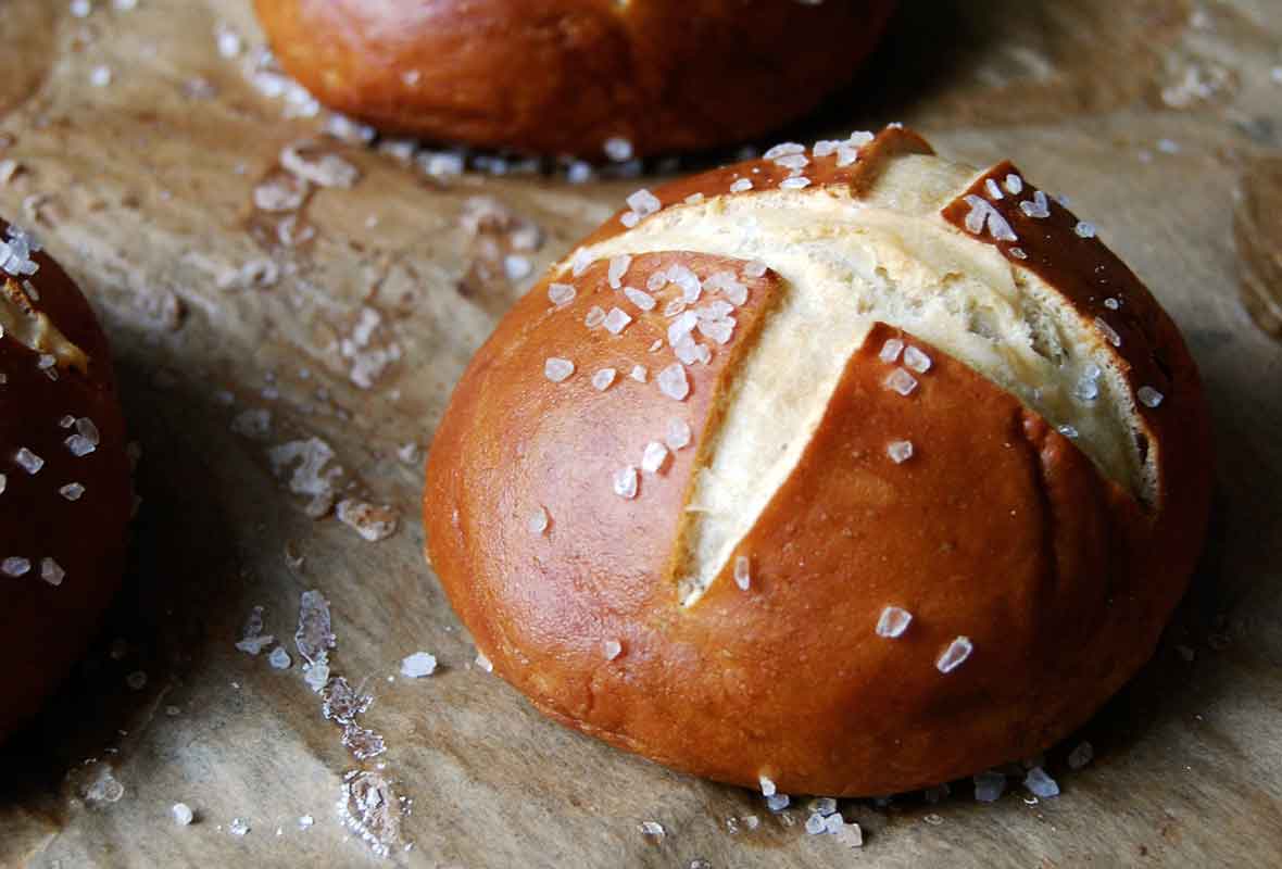Ako alternatívu k pšeničným závitkom si na raňajky pripravte vlastné lúhové pečivo vo forme roliek