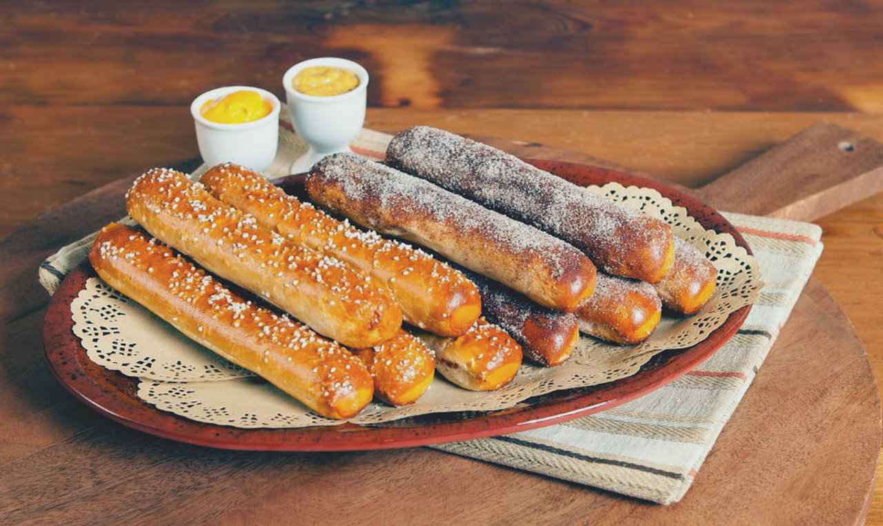 Tyčinky vyrobené z cesta s lúhom sodným ako desiatu medzi jedlami