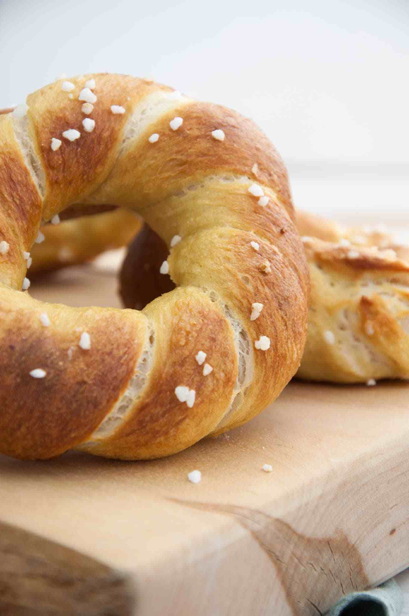 Cesto vyformujte na šnúrky, stočte ich na také krúžky a dajte piecť do rúry