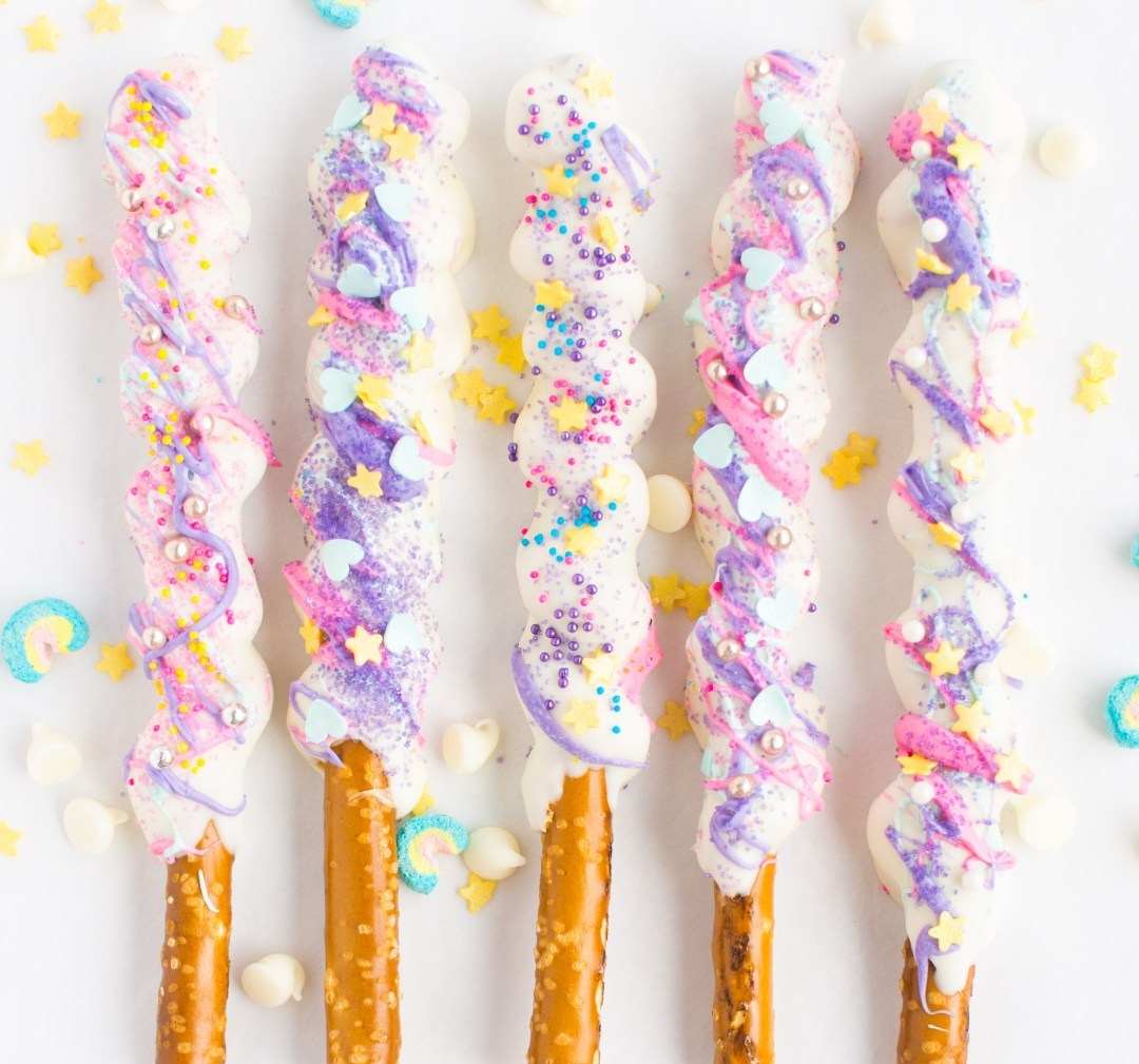 Skvelé glazúry na jednorožce v bielej, fialovej a ružovej farbe na tyčinky praclíkov