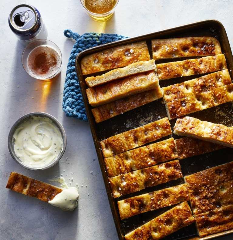 Cesto rozotrieme na plech a nakrájame na dlhé kúsky na namáčanie