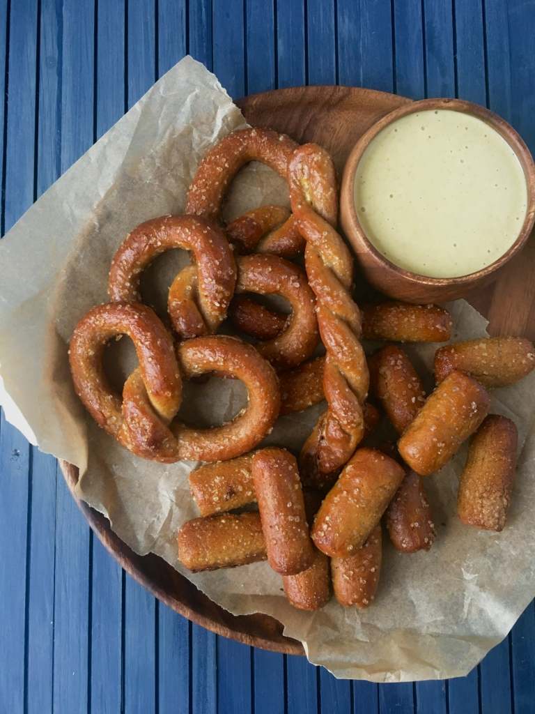 Vymiesime a vytvarujeme cesto na praclíkové pečivo a podávame s omáčkami