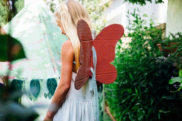 Vytvorte motýlie krídla z papiera alebo lepenky