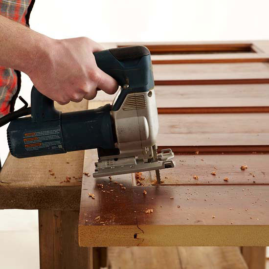 záhradné lavice vyvŕtajú otvory do starých dverí