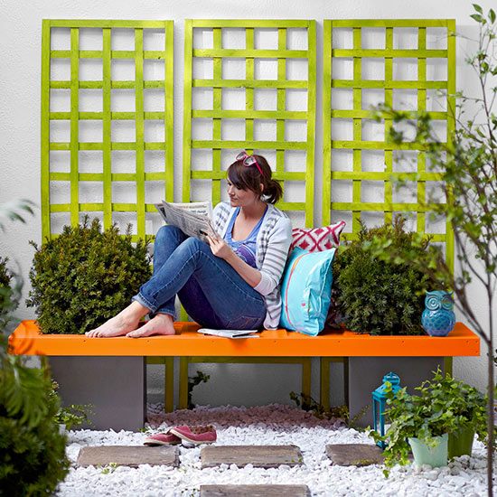 relaxačné sedenie, záhrada s čerstvým prízvukom v oranžovej farbe