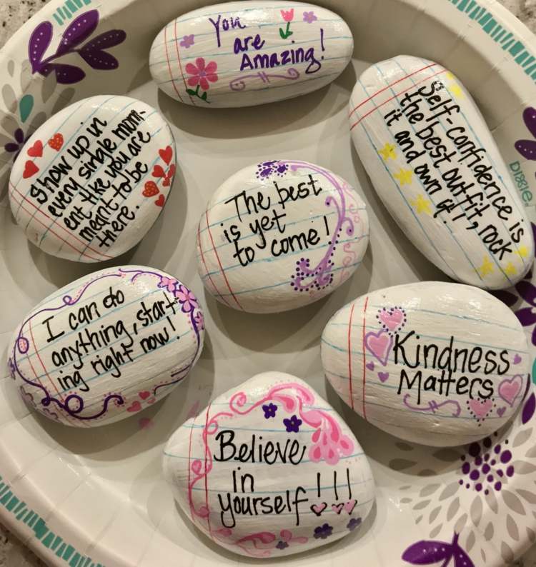 Navrhujte a označujte riečne kamene ako papier na písanie