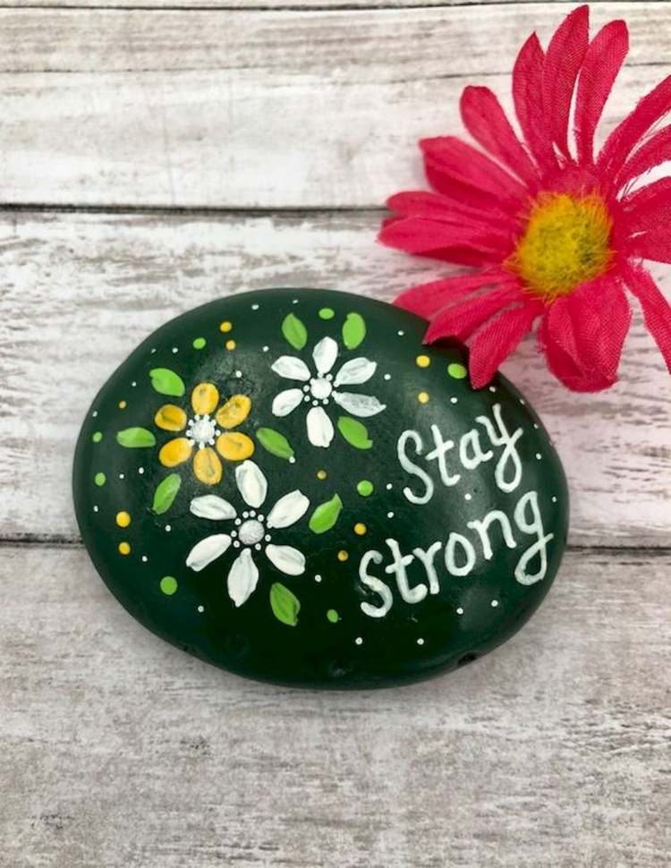 Nápad na darček s osobnou postavou - čierny kameň s príslovím Zostaňte silní