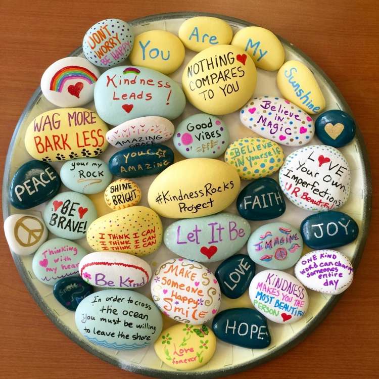 Miska s maľovanými, farebnými kamienkami a porekadlami