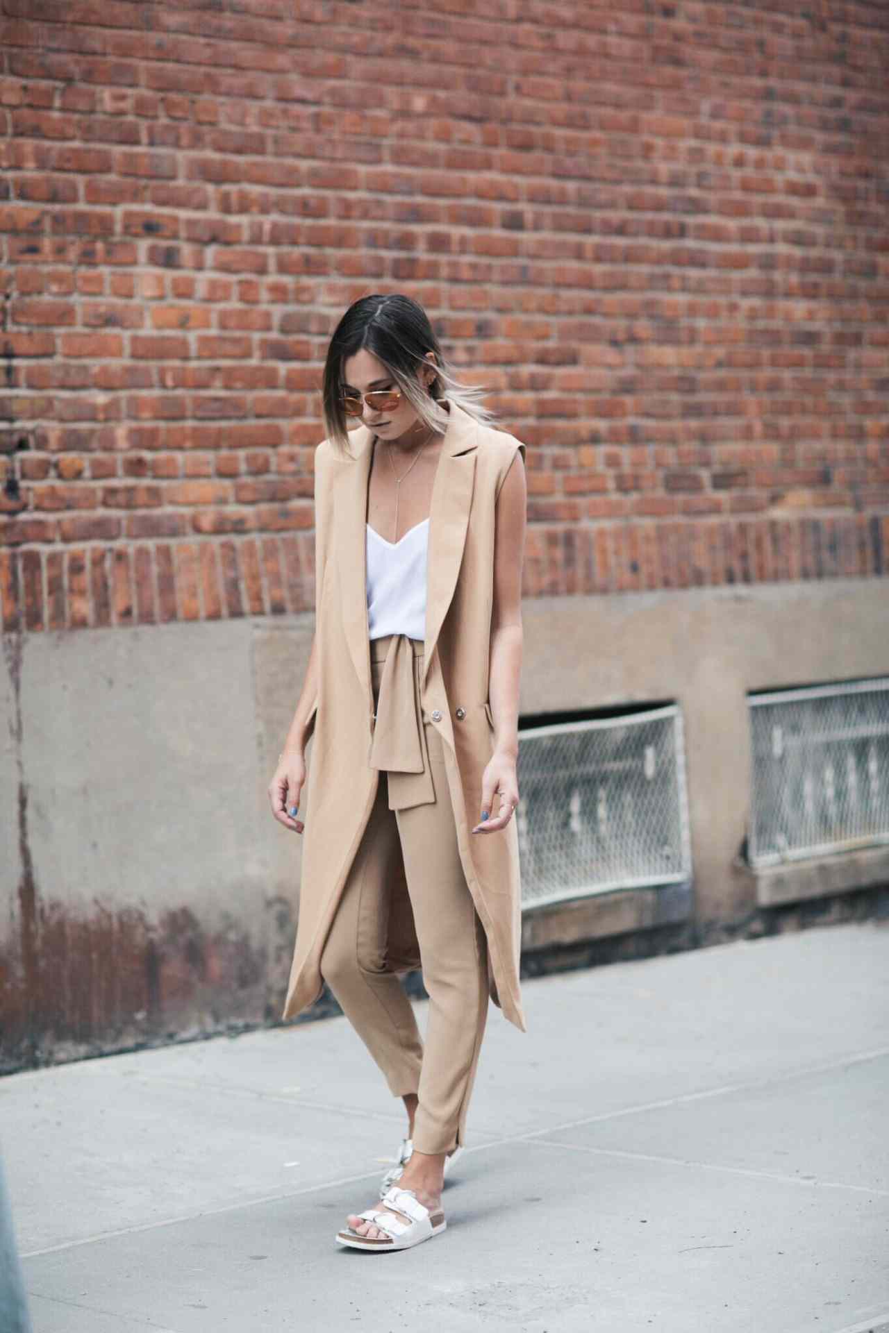 Béžová dlhá vesta kombinovať béžové nohavice biely top ombre vlasy nápady módne trendy