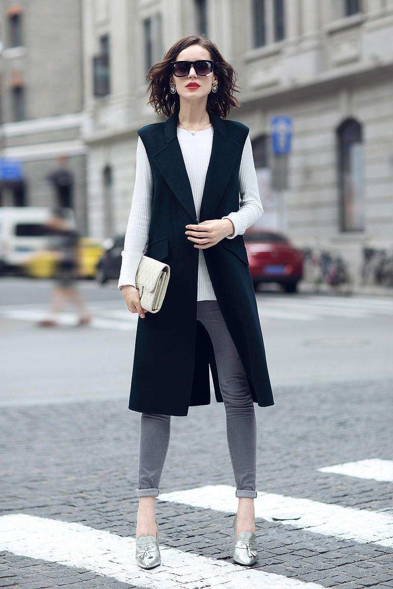 Dlhá vesta kombinovať sivé úzke džínsy strieborné topánky módne trendy ženy