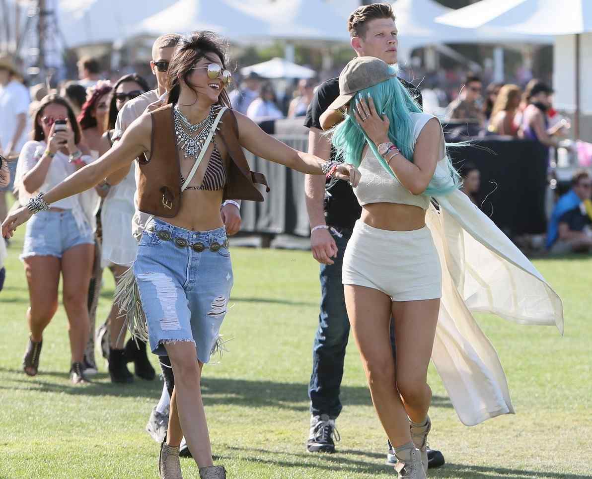 Dlhá vesta kombinuje oblečenie Kylie Jenner s módnym trendom Coachella boho