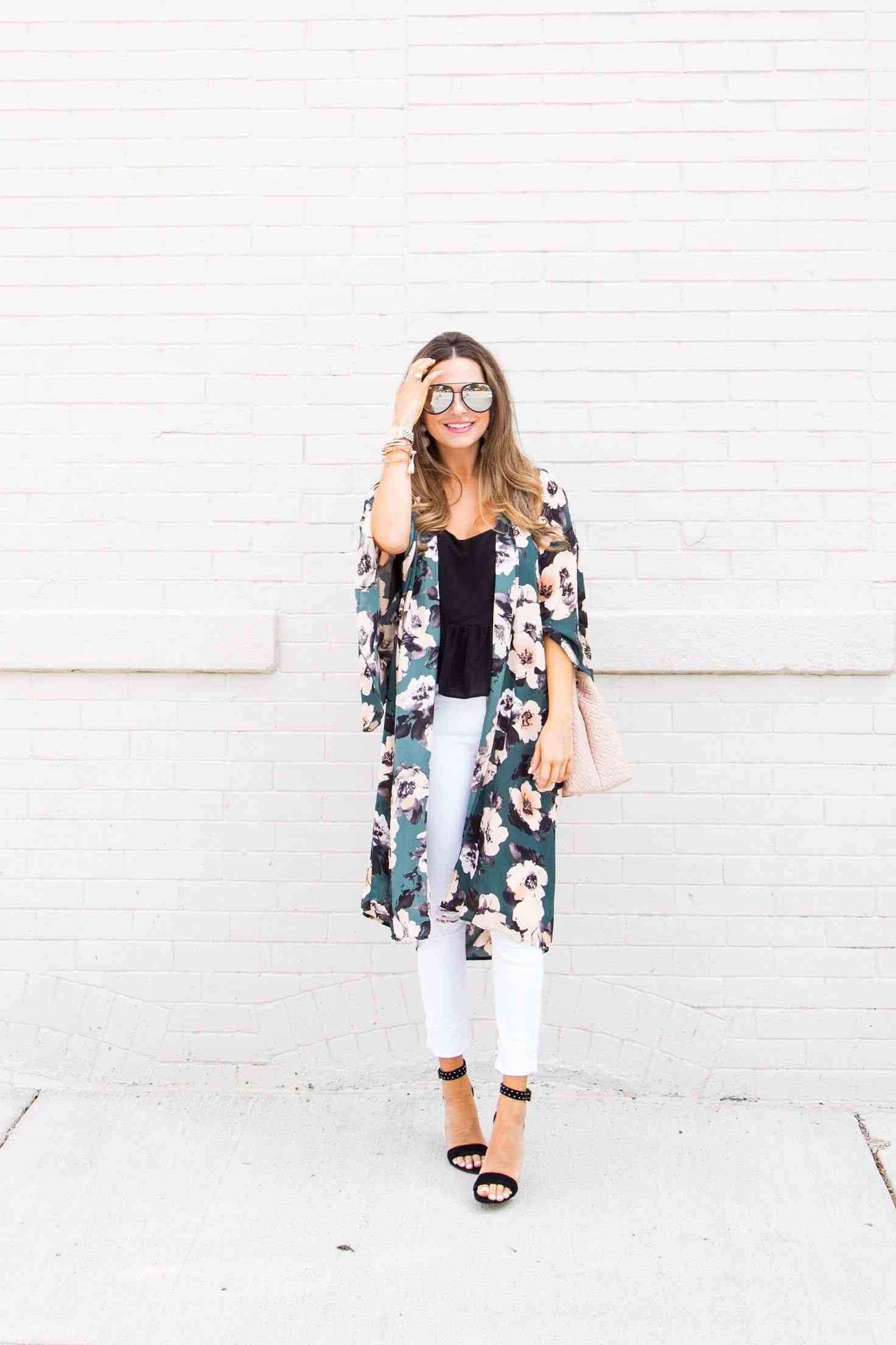 Kimono vesta kombinuje biele úzke džínsy a módne trendy na vysokých podpätkoch