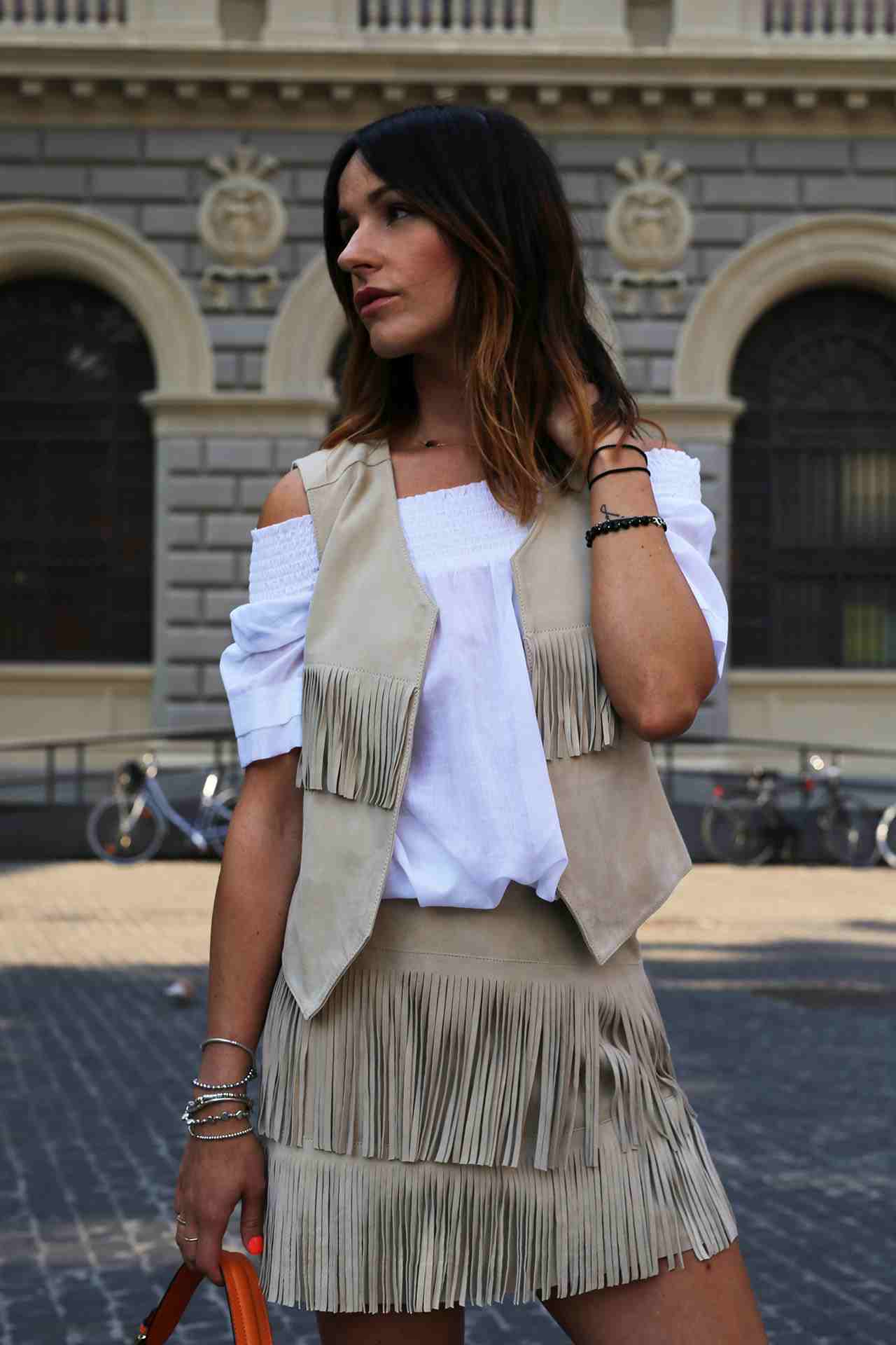 Vesta s okrajmi kombinuje trendy trendy letnú sukňu so sukňou