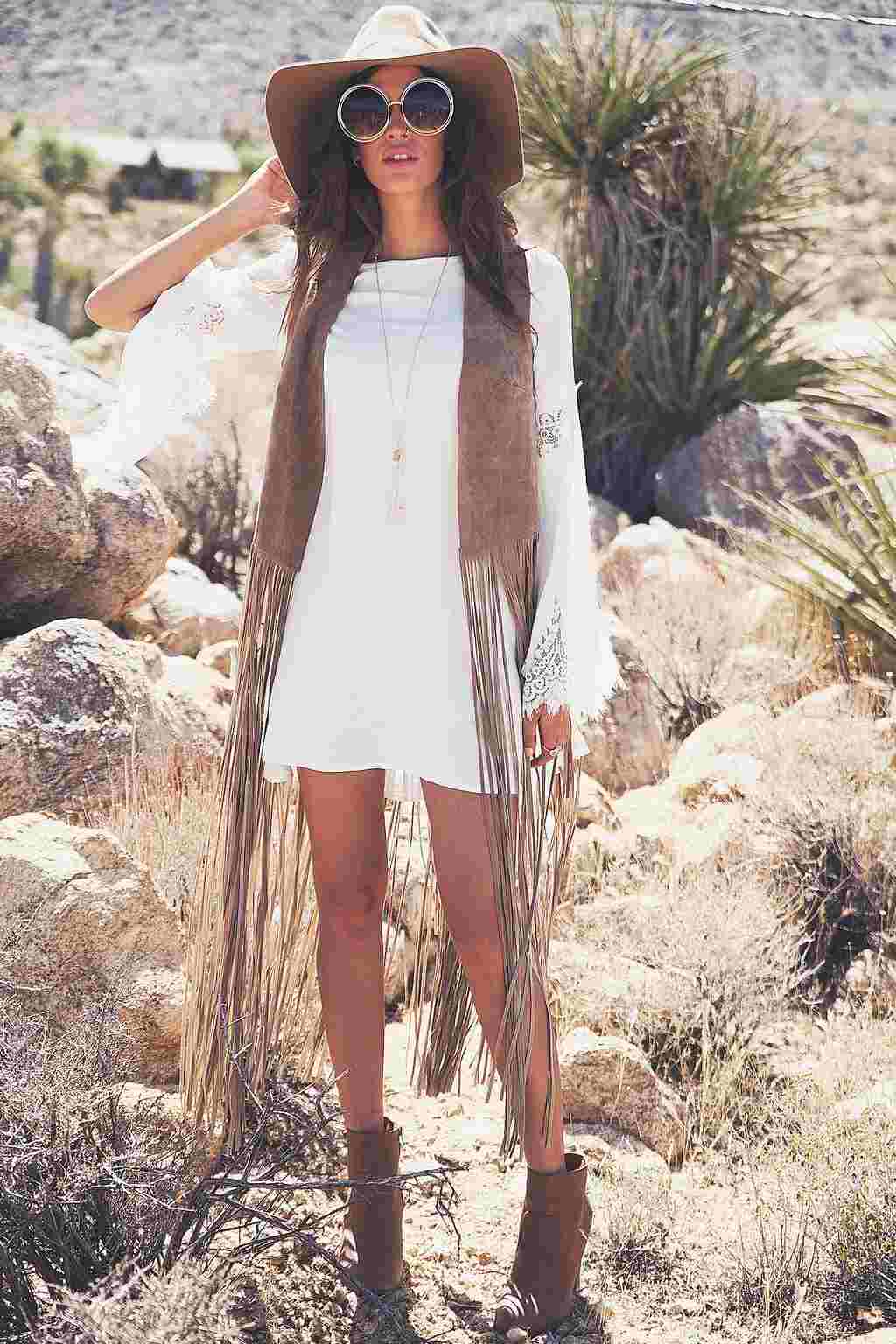 Vesta s okrajmi kombinuje blúzkové šaty s čipkovanými dámskymi klobúkmi a okrúhlymi slnečnými okuliarmi