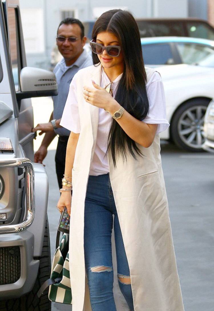 Dlhé biele vesty kombinujú outfity Kylie Jenner s módnymi trendmi skinny jeans