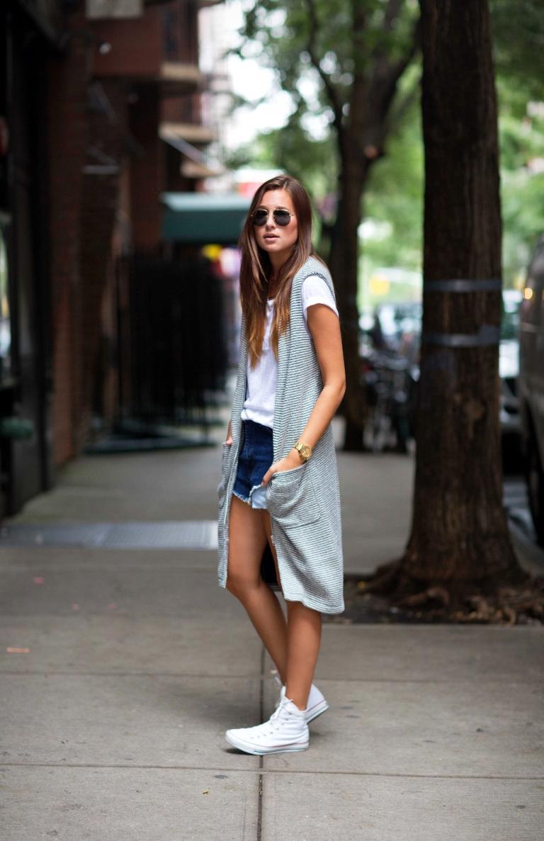 Dlhá vesta kombinovať v lete denim šortky Converse tenisky módne trendy ženy
