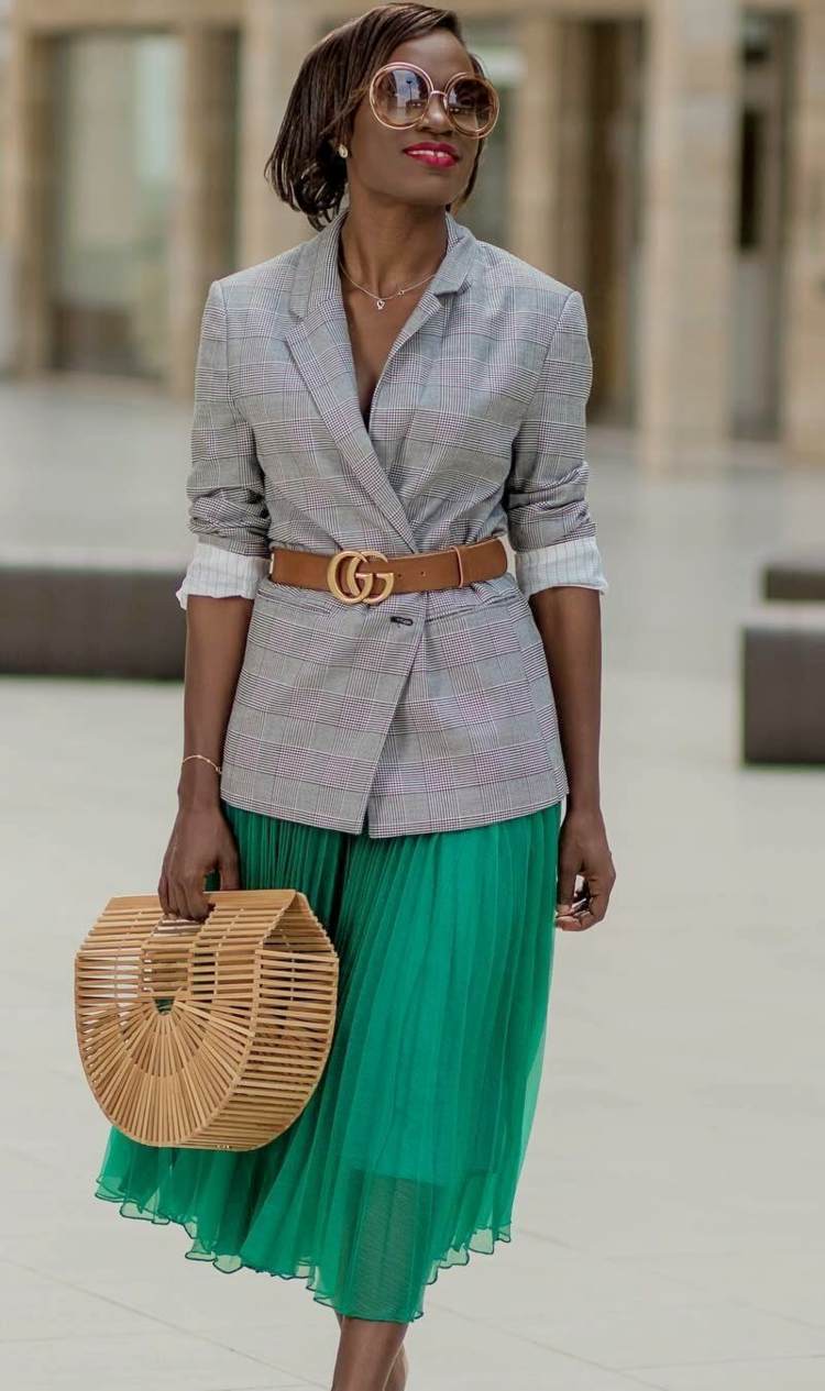 Skladaná sukňa kombinujúca módne trendy bedrového pásu do kancelárie