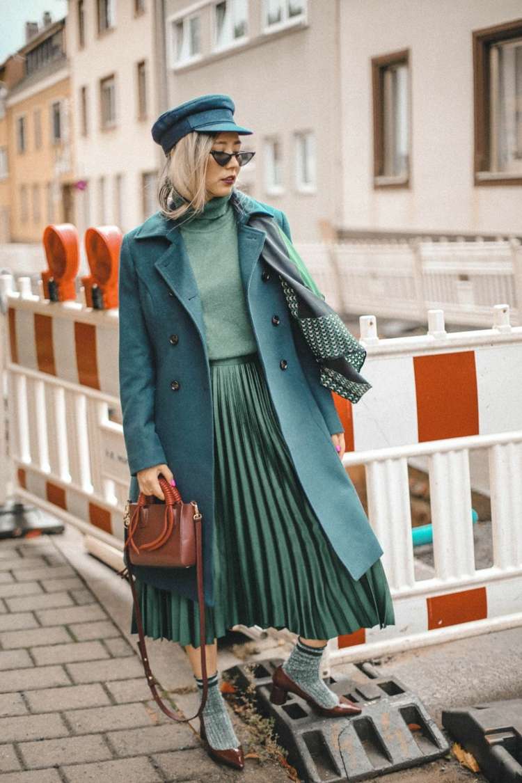 Skladaná sukňa kombinuje zimné dlhé kabáty dámske čiapky rolák módne trendy