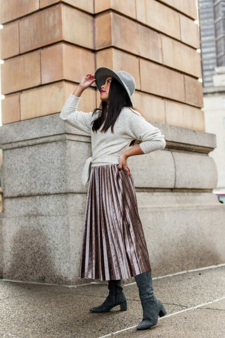 Skladaná sukňa kombinuje zamatové módne trendy semišové čižmy pletený sveter módne trendy zima