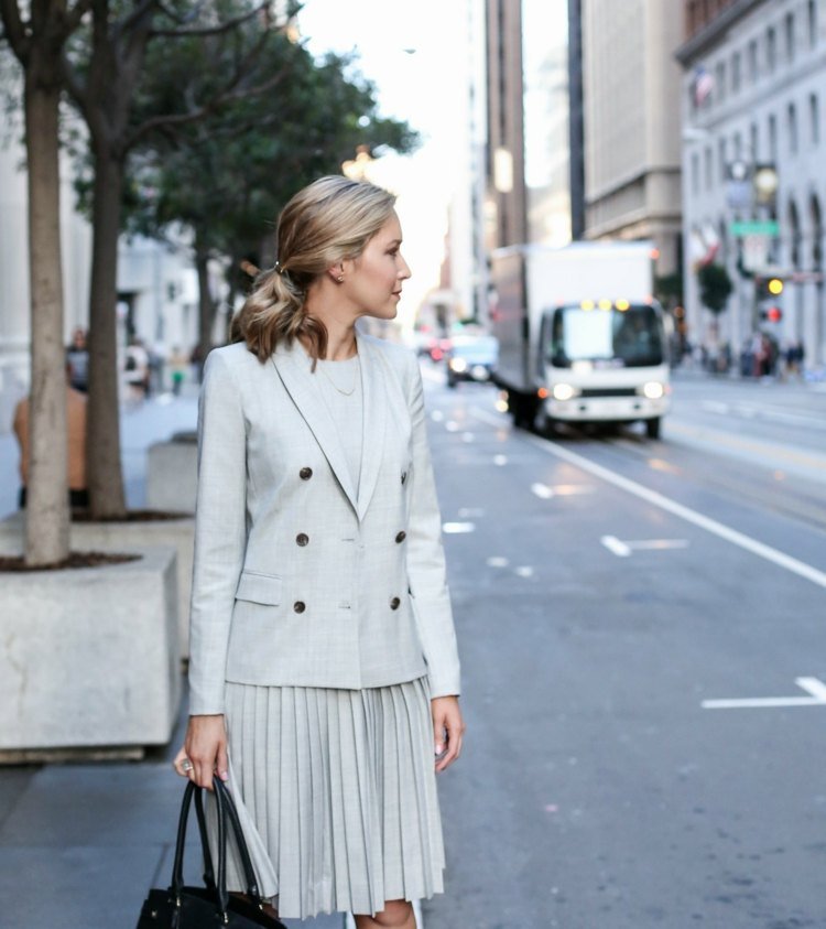 Skladaná sukňa oficiálne štýlovo kombinuje nápady na Blazer Office Outfit